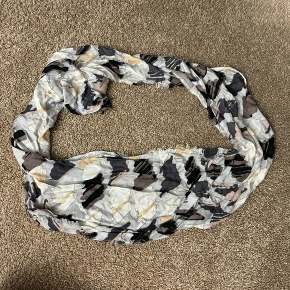 Apt. 9 Women’s Abstract Patterned Neutral Colored‎ Infinity Scarf - Picture 1 of 4